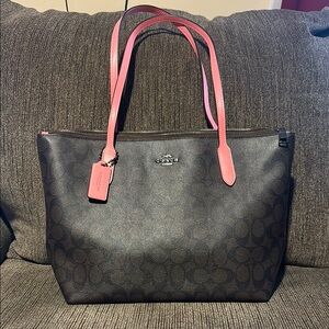 Coach Tote in Signature logo print with Pink Details